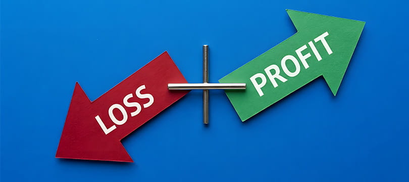 Red loss arrow and green profit arrow pointing in opposite directions