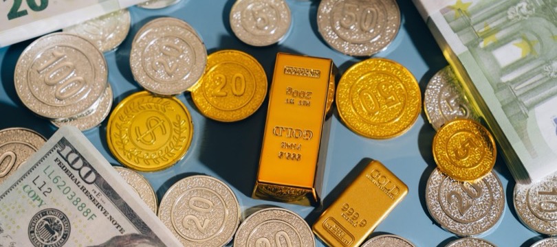 Gold bars and US dollars representing the end of the gold standard in 1971